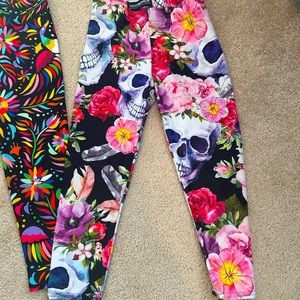 Gearbunch Small Skulls with Flowers Capri Leggings